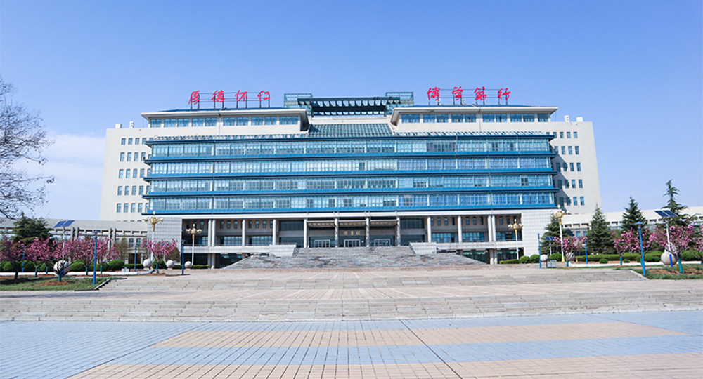 山東中醫(yī)藥大學：校名題寫 / 校徽設計