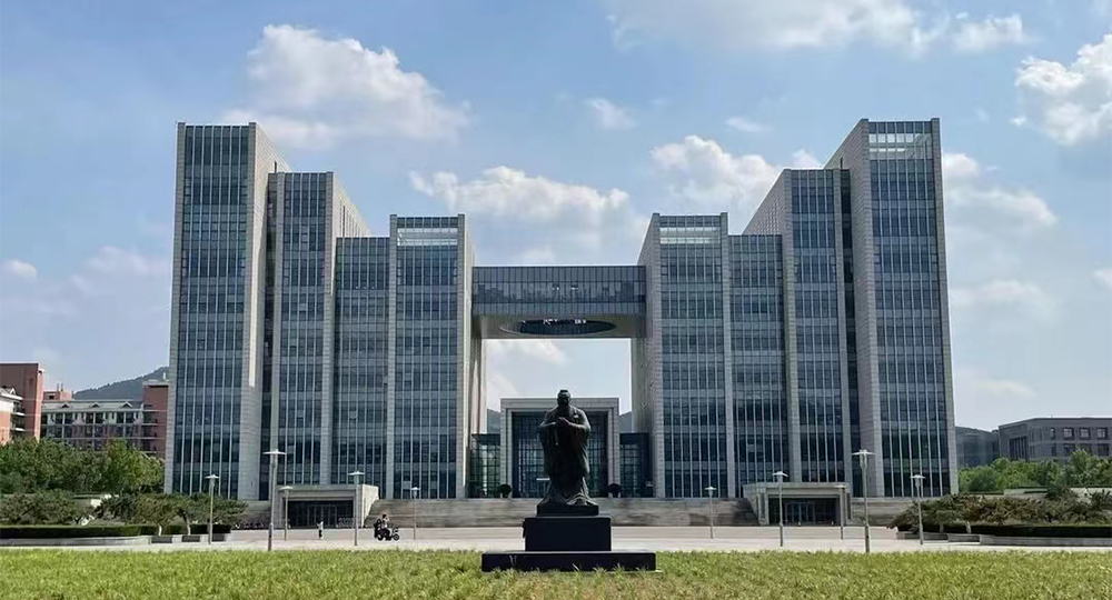 山東師范大學(xué)：校名題寫 / 校徽設(shè)計(jì)